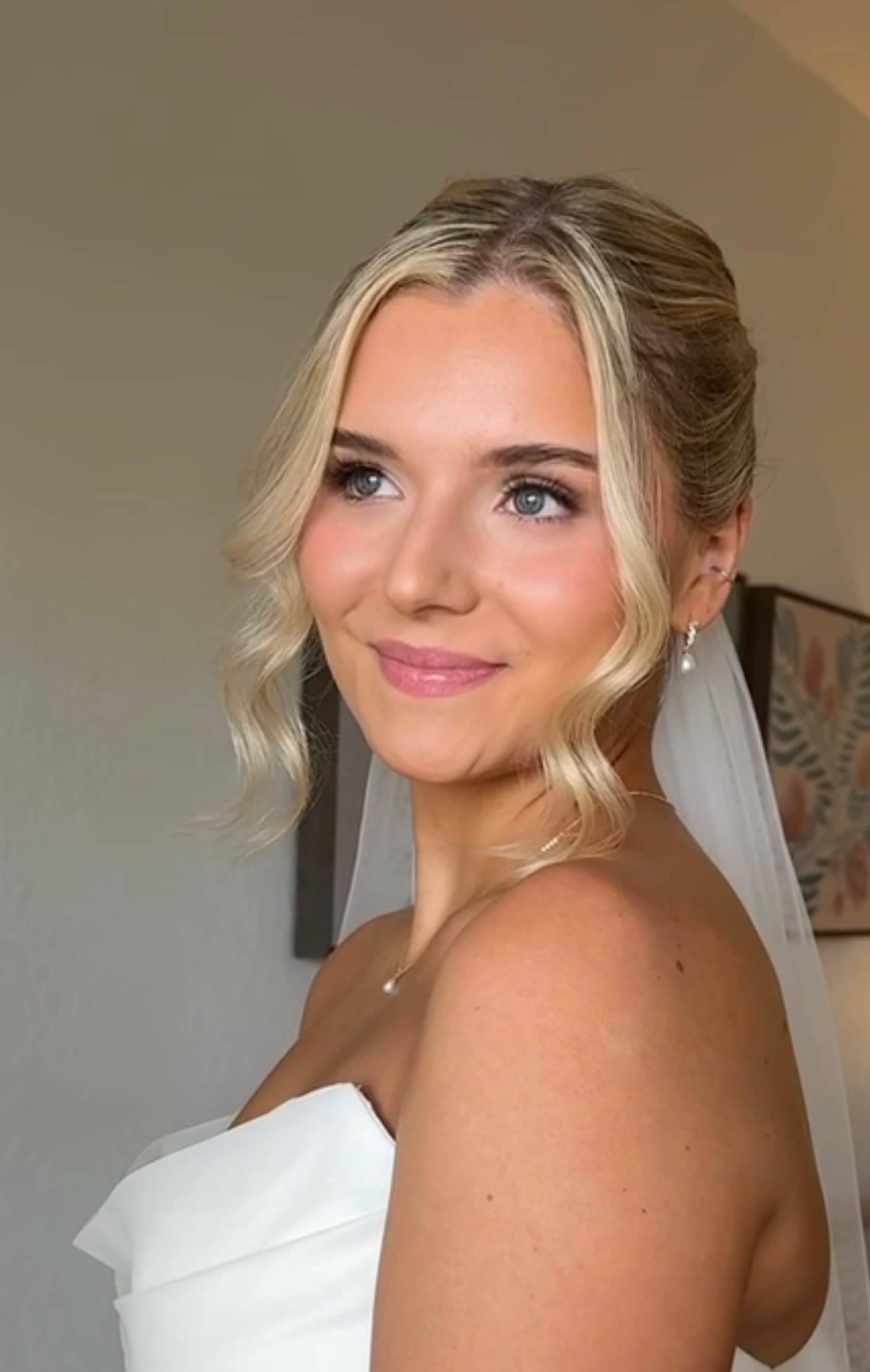 Blonde bride with veil — classic bridal look